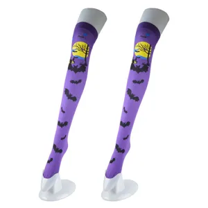 Calze lunghe sopra il ginocchio stampate di Halloween, calzini da festa cosplay pipistrello viola.