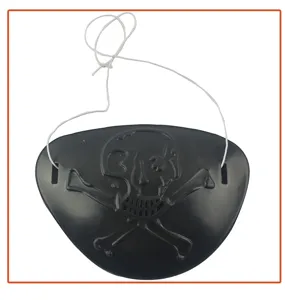Nahaufnahme der schwarzen Kunststoff-Piratenaugenklappe mit geprägtem Totenkopf und Kordel.