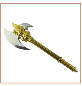 Gouden plastic speelgoed dubbele bijl met gedetailleerd snijwerk voor kinderen cosplay.