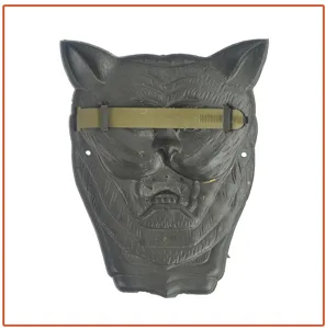Gedetailleerd overzicht van plastic tijger schild speelgoed, zwart kostuum accessoire.