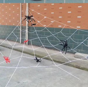 Große Halloween Spinnennetz Dekoration mit gruseligen künstlichen Plüschspinnen Requisiten.