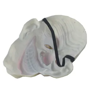 Halloween Masken Detailansicht mit Gummiband und Innenstruktur, weisser gruseliger Requisite.