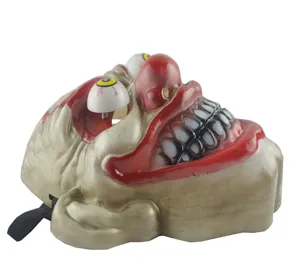 Nahaufnahme der gruseligen Halloween Clown Maske mit herausspringenden Augen und Zähnen.