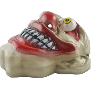 Halloween gruselige Clown Maske Detailansicht, blutiger Mund und witzige Horror Augen für Party.