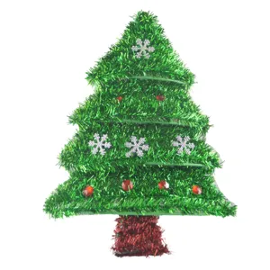 Joli sapin de Noël en guirlande verte avec des flocons et ornements rouges pour les fêtes.