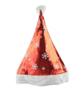 Gedetailleerd uitzicht op de glanzende rode kerstmuts met witte pluche rand en sneeuwvlokken.