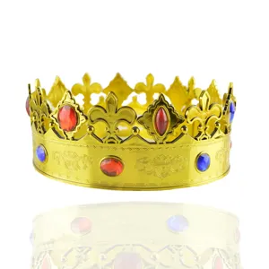 Couronne de roi en plastique doré avec fausses gemmes rouges et bleues pour fête et cosplay.