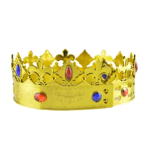 Couronne de roi en plastique doré avec des bijoux rouges et bleus pour fête et déguisement.