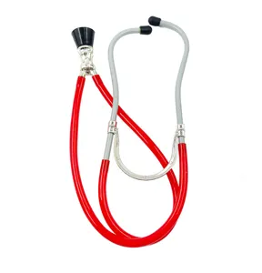 Primer plano del estetoscopio de juguete para niños con tubo rojo para juegos de rol.