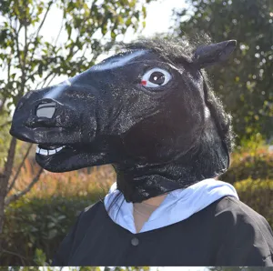 Vue détaillée du masque de cheval noir amusant avec une texture réaliste et une bouche ouverte.