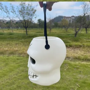 Weißer Plastik Totenkopf Eimer Halloween Süßigkeiten Behälter mit schwarzem Griff für Party