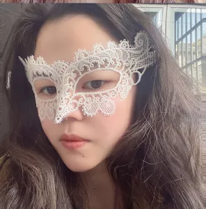 Weisse spitze maske fuer damen, elegante hohle spitzenmaske fuer ball, party und nachtclub.