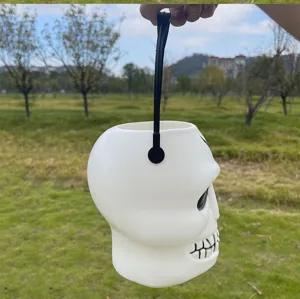 Detailansicht eines weißen Plastiktotenkopf Eimers mit klassischen hohlen Augen und Zähnen.