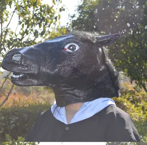 Gros plan détail du masque de tête de cheval noir amusant, accessoire de costume.