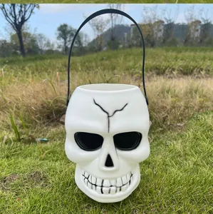 Halloween Plastik weißer Totenkopf Süßigkeiten Eimer mit schwarzem Griff für Party Requisite Geschenk.