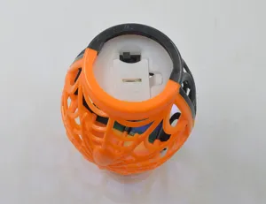Halloween oplichtende spinnenbal detailweergave, oranje kunststof netwerk lantaarn.