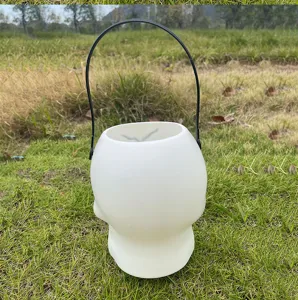 Halloween weisser Plastik Totenkopf Eimer mit schwarzem Griff fuer gruselige Partys.