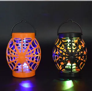 Close-up van gloeiende gekleurde Halloween spinnenweb hangende lantaarns voor decoratie.