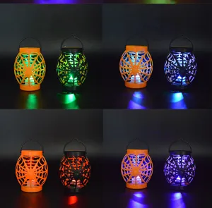 Gedetailleerd uitzicht op de oplichtende spinnenweb lantaarn met kleurrijke lichteffecten.