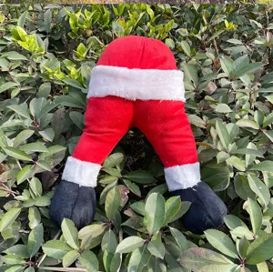 Weihnachten Plüsch Weihnachtsmann Beine Detail der lustigen Garten Deko steckend im grünen Busche.