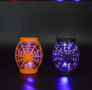 Detailopname van de oplichtende Halloween spinnenweb lantaarn met LED licht in het donker.