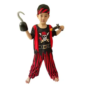 Conjunto de disfraz de pirata para niños con rayas rojas y negras, pañuelo y juguetes.