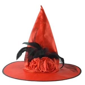 Roter Hexenhut mit schwarzen Federn und Rosen für Halloween Kostüm Party Dekoration.