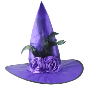 Lila Hexenhut für Halloween Party, Kostüm Verkleidung mit schwarzen Federn und Rosen.