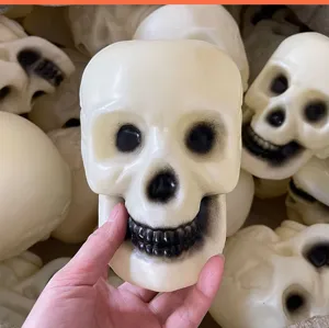 Accessorio teschio in plastica di Halloween, testa di morto bianca per decorazione.