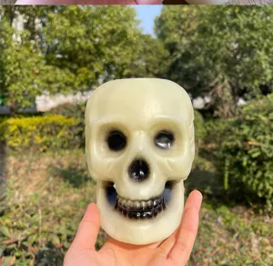 Dettaglio lampada teschio in plastica di Halloween, spaventoso puntello testa di fantasma luminoso.