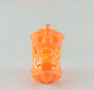 Gros plan détaillé de la lampe citrouille d'Halloween orange lumineuse à éclairage LED intégré.