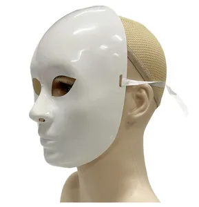 Detail van het witte plastic masker met gladglanzend oppervlak en elastische bevestigingsband.
