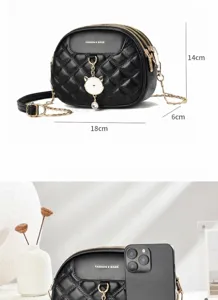 Detaillierter Größenvergleich einer schwarzen Stepptasche mit Kette und Smartphone