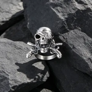 Aufwendiger Piratenschädel-Ring aus Titanstahl mit Steinschloss-Knochen auf Fels