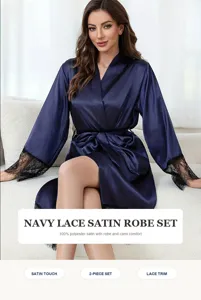 Set vestaglia in raso blu navy con raffinato bordo in pizzo nero ai polsi