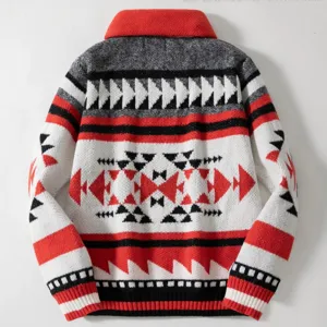 Dettaglio posteriore del cardigan da uomo con motivo jacquard geometrico rosso e bianco