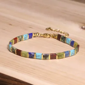 Vue détaillée d'un bracelet en perles Tila colorées fait main au style rétro ethnique