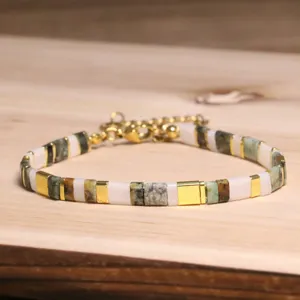 Vue détaillée d'un bracelet en perles Tila fait main avec des éléments en pierre naturelle