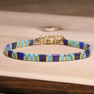 Vue détaillée du bracelet en perles Tila de style ethnique avec pierres bleues et turquoises