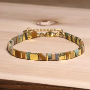 Vue détaillée du bracelet en perles Tila bohème aux tons terre et accents dorés