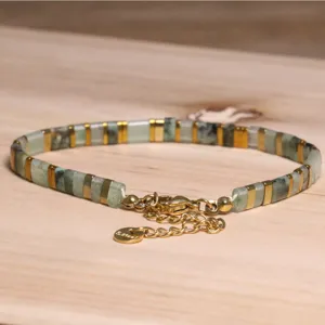 Détail d'un bracelet en perles Tila fait main au style ethnique rétro avec accents dorés