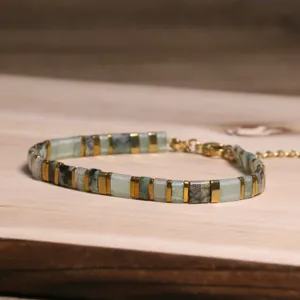 Vue détaillée d'un bracelet vintage en perles Tila avec des motifs de marbre vert