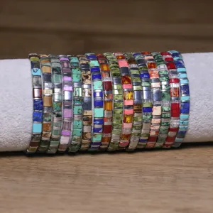 Vue détaillée de bracelets de perles Tila bohèmes colorés sur un support bijoux