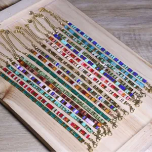 Bracelets en perles Tila faits main de style ethnique rétro sur un plateau en bois