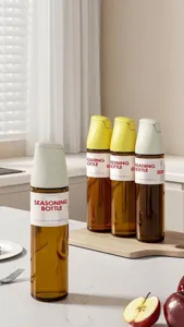 Moderne zwaartekracht oliedispensers met automatische deksels op aanrecht