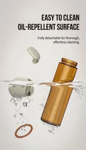 Detailweergave van de afneembare glazen oliefles in water voor eenvoudige reiniging