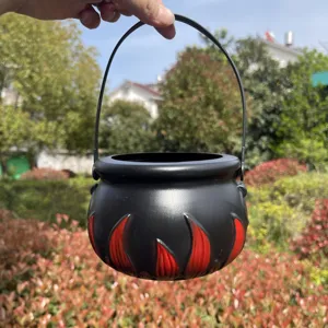 Halloween schwarzer Hexenkessel Süßigkeiteneimer mit rotem Flammenmuster für Partydekoration.