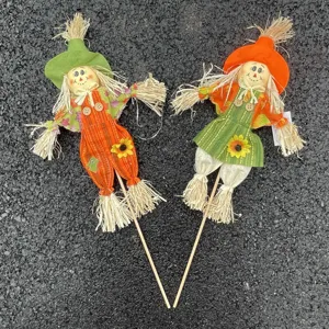 Paio di paletti spaventapasseri di Halloween bambole di paglia decorative pastorali per esterni.