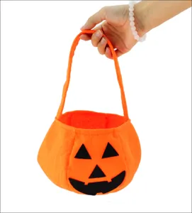 Τσάντα γλυκών κολοκύθας Halloween λεπτομέρεια, πορτοκαλί τσόχα τσάντα για παιδικό πάρτι.