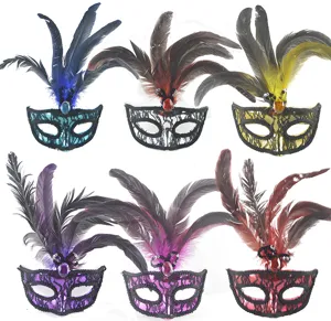 Maschera di carnevale in pizzo veneziano con piume per festa di Halloween festival.